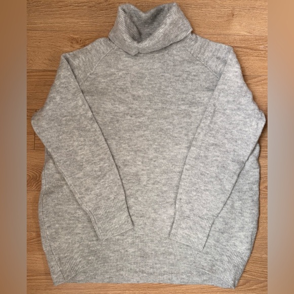 3/$30 - H&M Cozy Light Gray Women's Turtleneck Sweater - Picture 1 of 5